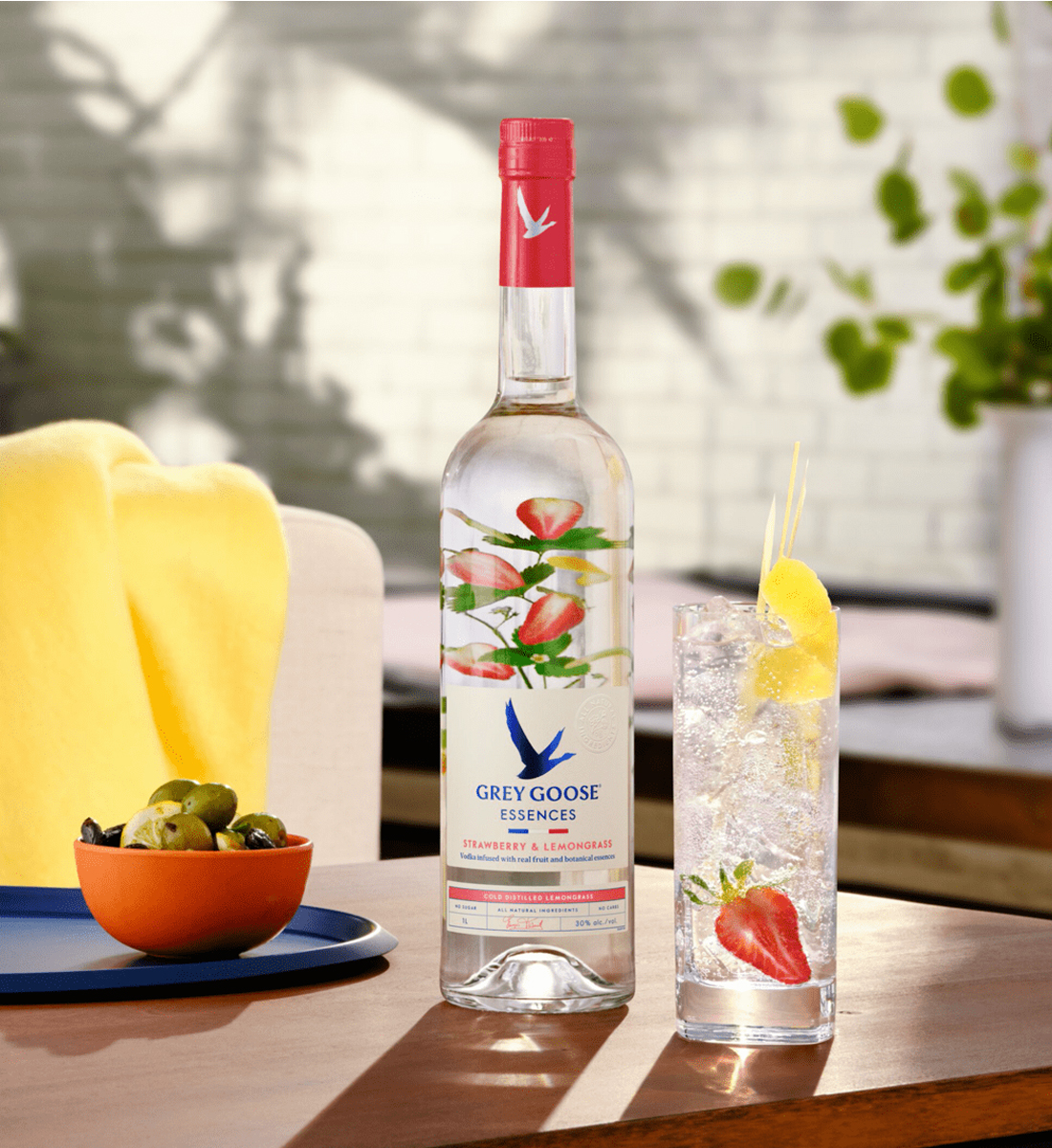 Grey Goose Essences Strawberry Lemongrass Vodka L Bauturialcoolice Ro