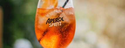 Aperol Spritz - cum poți prepara acest cocktail răcoritor la tine acasă. Iată de ce ingrediente ai nevoie, dar și cum îl poți servi Aperol Spritz - cum poți prepara acest cocktail răcoritor la tine acasă. Iată de ce ingrediente ai nevoie, dar și cum îl poți servi