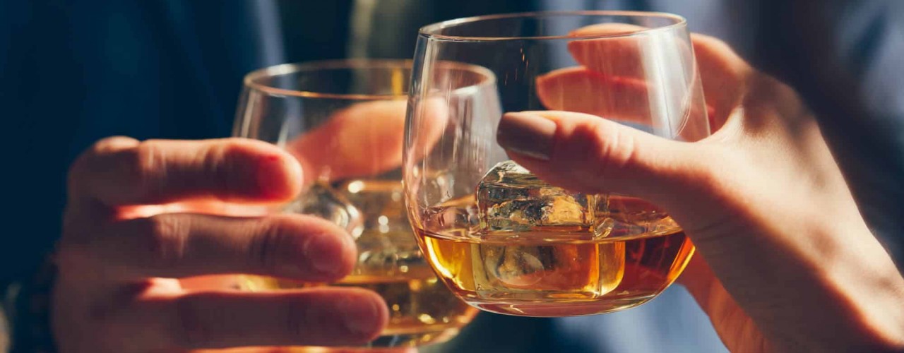 Din ce se face whisky - Călătorie în lumea whisky-ului + Rețete de cocktailuri clasice pentru băutorii pasionați