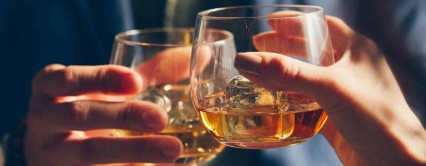 Din ce se face whisky - Călătorie în lumea whisky-ului + Rețete de cocktailuri clasice pentru băutorii pasionați Din ce se face whisky - Călătorie în lumea whisky-ului + Rețete de cocktailuri clasice pentru băutorii pasionați