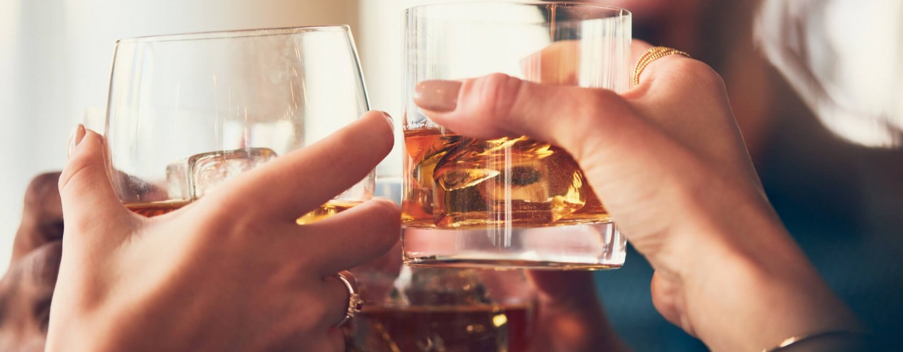 Whisky vs. Cognac: care sunt diferențele dintre aceste băuturi îndrăgite și ce rețete de cocktailuri cu arome complexe poți prepara