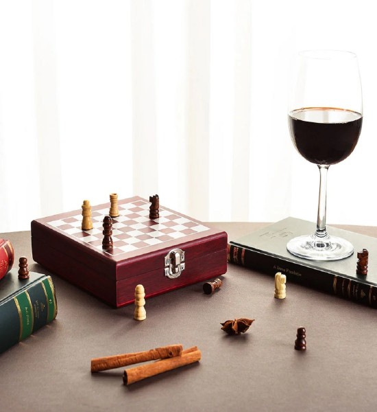 Cutie Checkmate cu Piese de Sah si 4 Accesorii de Vin - Gift Set - 5