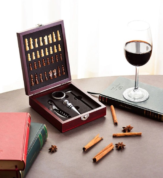 Cutie Checkmate cu Piese de Sah si 4 Accesorii de Vin - Gift Set - 1