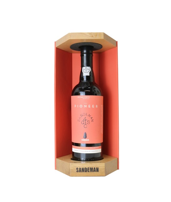 Sandeman The Pioneer nr5 Vintage Porto 225th Anniversary Collection - Vin Rosu Dulce - Portugalia - 0.75L Sandeman The Pioneer nr5 Vintage Porto 225th Anniversary Collection - Vin Rosu Dulce - Portugalia - 0.75L